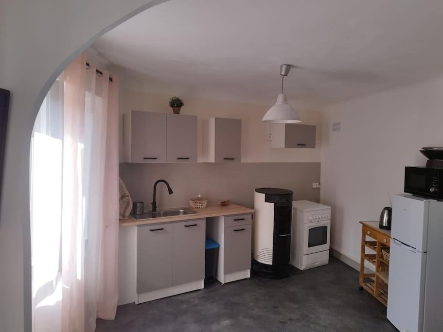 Jolie Maison De Bourg Tout Equipee 10Km D'Ambert Saint-Amant-Roche-Savine Eksteriør billede