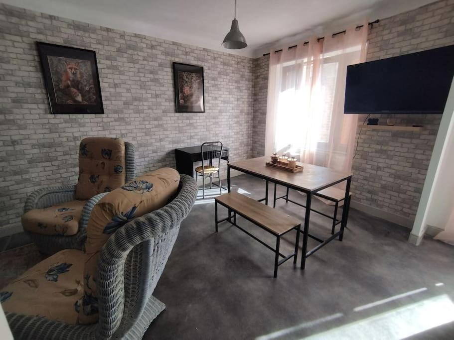 Jolie Maison De Bourg Tout Equipee 10Km D'Ambert Saint-Amant-Roche-Savine Eksteriør billede